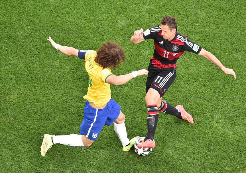 Partiti! Miroslav Klose affronta David Luiz: grande duello. Afp